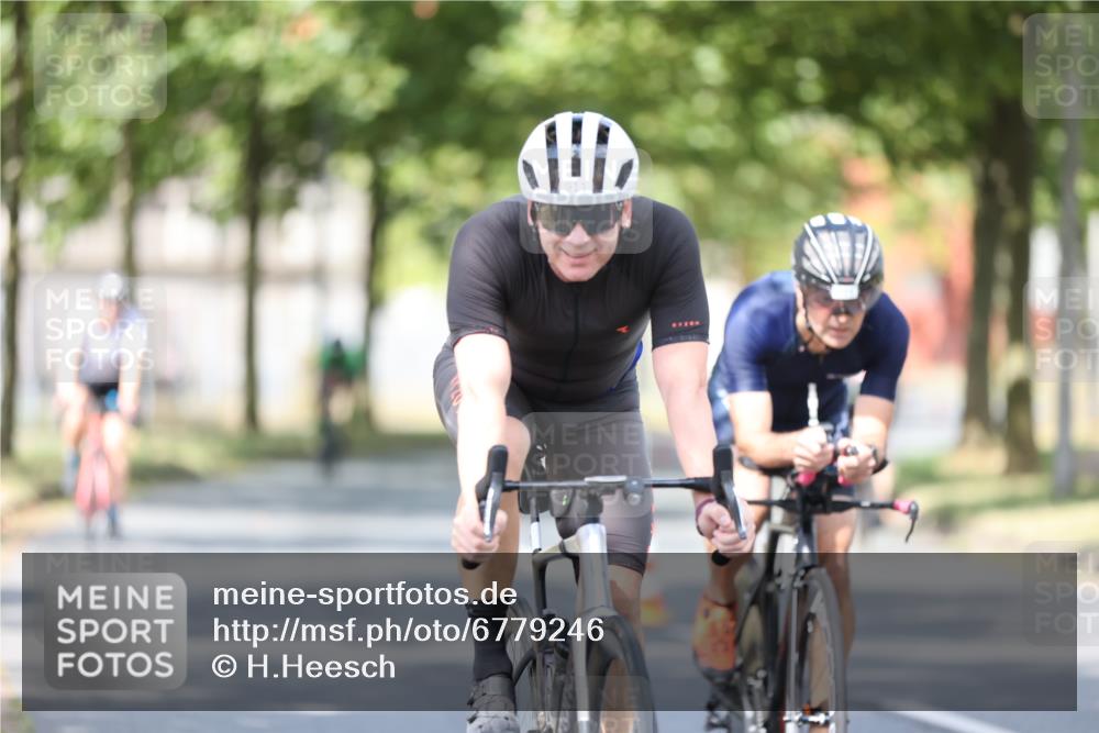 11.08.2024 - GEWOBA Citytriathlon Bremen H.Heesch http://msf.ph/oto/6779246 11.08.2024 11:47:43 Radfahren 752, 832, 899, 907, 911, 924, 933, 944, 958, 997, 1013, 1015, 1019 meine-sportfotos.de