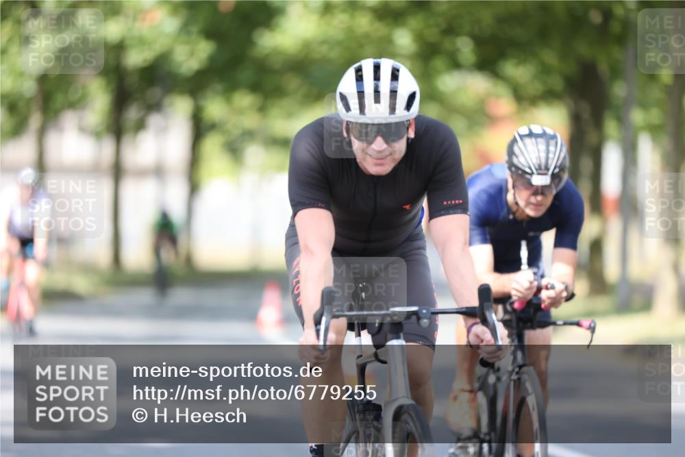 11.08.2024 - GEWOBA Citytriathlon Bremen H.Heesch http://msf.ph/oto/6779255 11.08.2024 11:47:43 Radfahren 752, 832, 899, 907, 911, 924, 933, 944, 958, 997, 1013, 1015, 1019 meine-sportfotos.de