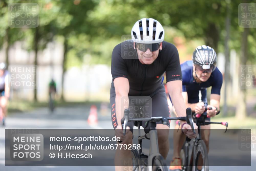 11.08.2024 - GEWOBA Citytriathlon Bremen H.Heesch http://msf.ph/oto/6779258 11.08.2024 11:47:43 Radfahren 752, 832, 899, 907, 911, 924, 933, 944, 958, 997, 1013, 1015, 1019 meine-sportfotos.de