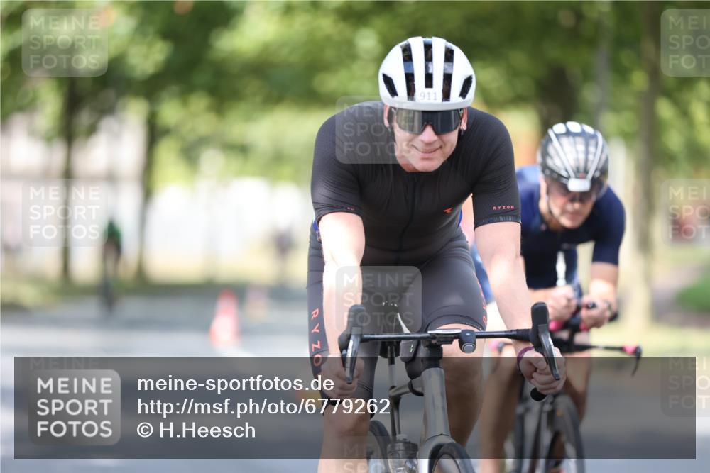 11.08.2024 - GEWOBA Citytriathlon Bremen H.Heesch http://msf.ph/oto/6779262 11.08.2024 11:47:43 Radfahren 752, 832, 899, 907, 911, 924, 933, 944, 958, 997, 1013, 1015, 1019 meine-sportfotos.de