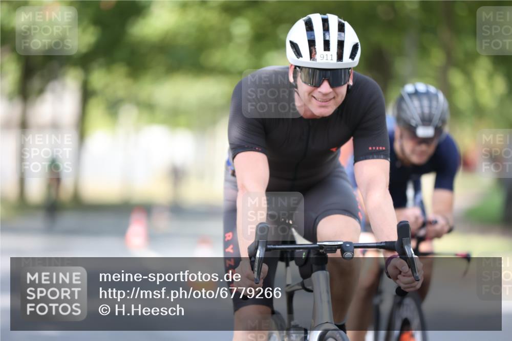 11.08.2024 - GEWOBA Citytriathlon Bremen H.Heesch http://msf.ph/oto/6779266 11.08.2024 11:47:43 Radfahren 752, 832, 899, 907, 911, 924, 933, 944, 958, 997, 1013, 1015, 1019 meine-sportfotos.de