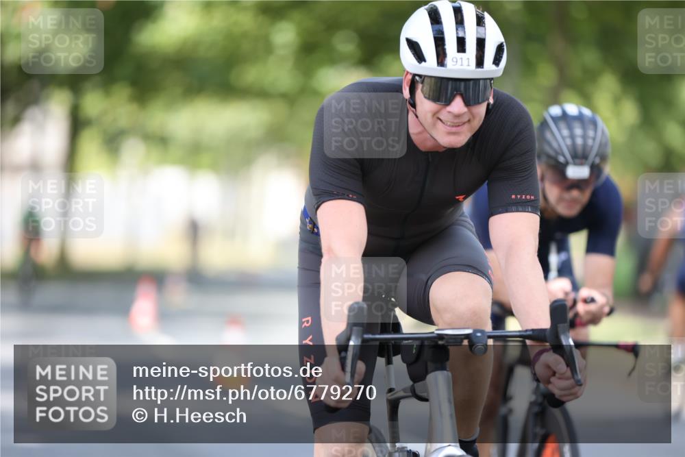 11.08.2024 - GEWOBA Citytriathlon Bremen H.Heesch http://msf.ph/oto/6779270 11.08.2024 11:47:43 Radfahren 752, 832, 899, 907, 911, 924, 933, 944, 958, 997, 1013, 1015, 1019 meine-sportfotos.de
