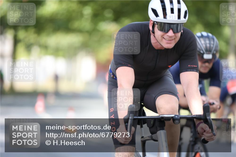 11.08.2024 - GEWOBA Citytriathlon Bremen H.Heesch http://msf.ph/oto/6779273 11.08.2024 11:47:43 Radfahren 752, 832, 899, 907, 911, 924, 933, 944, 958, 997, 1013, 1015, 1019 meine-sportfotos.de