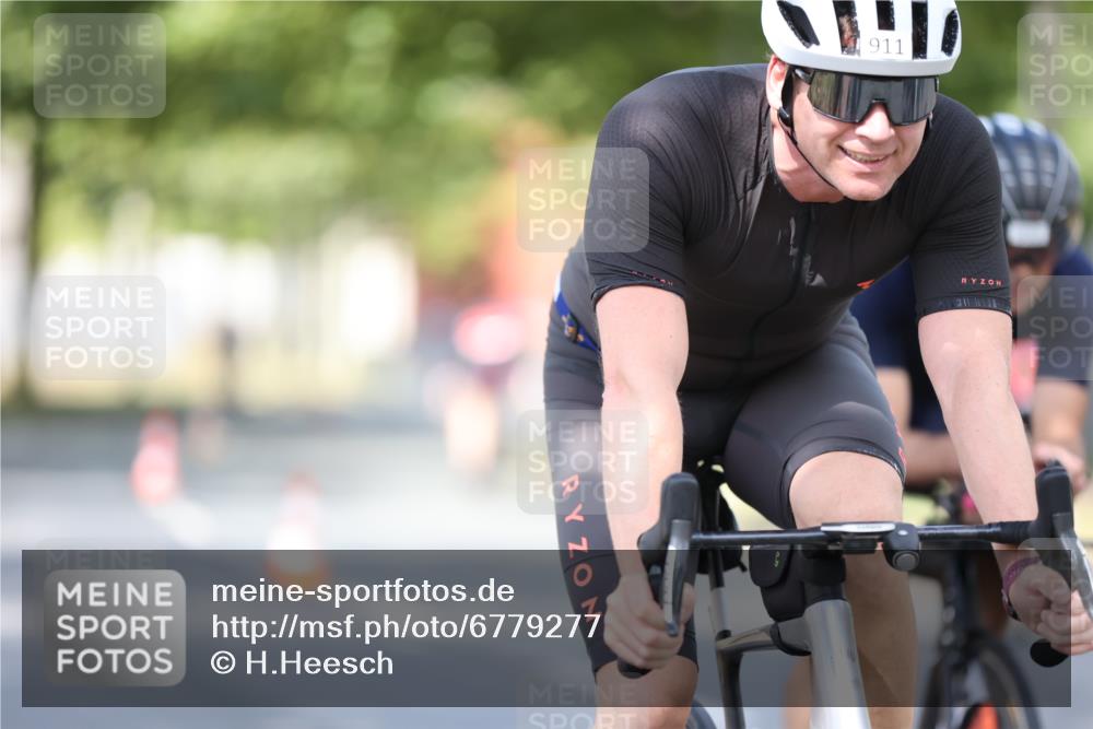 11.08.2024 - GEWOBA Citytriathlon Bremen H.Heesch http://msf.ph/oto/6779277 11.08.2024 11:47:43 Radfahren 752, 832, 899, 907, 911, 924, 933, 944, 958, 997, 1013, 1015, 1019 meine-sportfotos.de