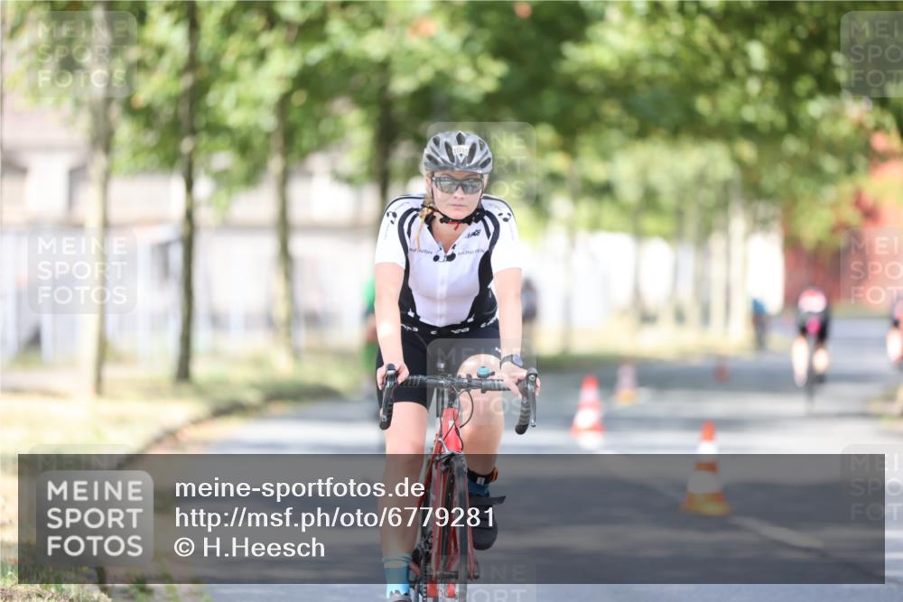 11.08.2024 - GEWOBA Citytriathlon Bremen H.Heesch http://msf.ph/oto/6779281 11.08.2024 11:47:45 Radfahren 832, 899, 907, 911, 924, 933, 944, 958, 997, 1013, 1015, 1019 meine-sportfotos.de