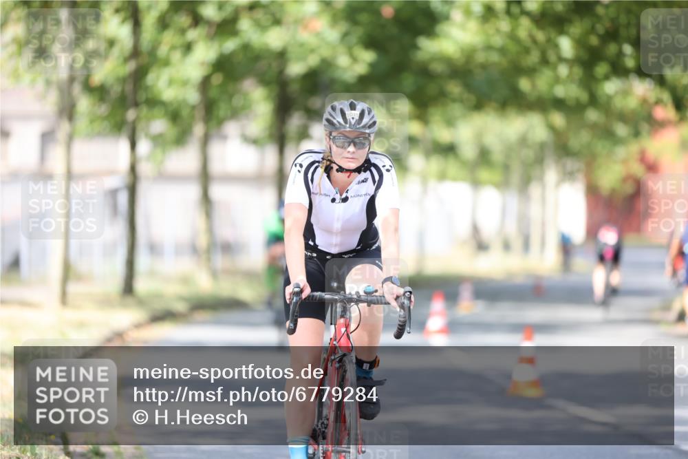 11.08.2024 - GEWOBA Citytriathlon Bremen H.Heesch http://msf.ph/oto/6779284 11.08.2024 11:47:45 Radfahren 832, 899, 907, 911, 924, 933, 944, 958, 997, 1013, 1015, 1019 meine-sportfotos.de