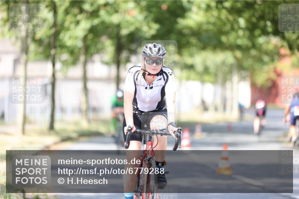 11.08.2024 - GEWOBA Citytriathlon Bremen H.Heesch http://msf.ph/oto/6779288 11.08.2024 11:47:45 Radfahren 832, 899, 907, 911, 924, 933, 944, 958, 997, 1013, 1015, 1019 meine-sportfotos.de