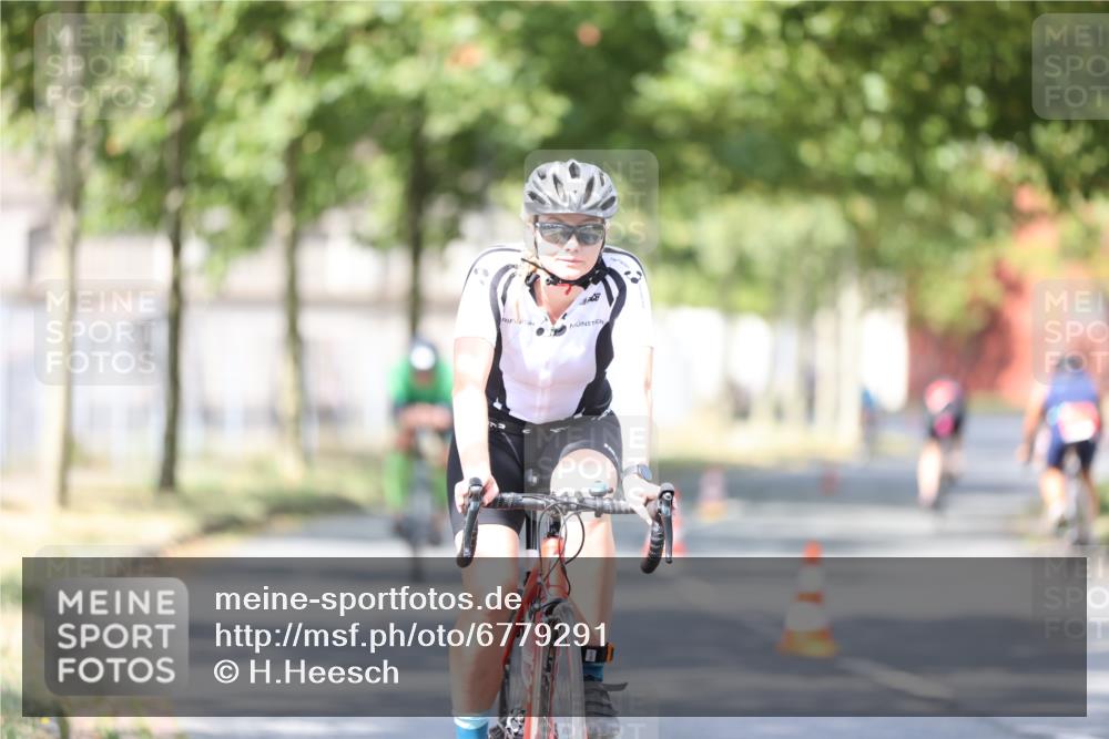 11.08.2024 - GEWOBA Citytriathlon Bremen H.Heesch http://msf.ph/oto/6779291 11.08.2024 11:47:45 Radfahren 832, 899, 907, 911, 924, 933, 944, 958, 997, 1013, 1015, 1019 meine-sportfotos.de