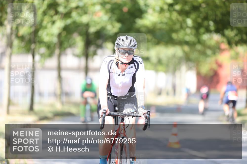 11.08.2024 - GEWOBA Citytriathlon Bremen H.Heesch http://msf.ph/oto/6779295 11.08.2024 11:47:45 Radfahren 832, 899, 907, 911, 924, 933, 944, 958, 997, 1013, 1015, 1019 meine-sportfotos.de