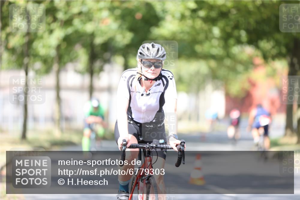 11.08.2024 - GEWOBA Citytriathlon Bremen H.Heesch http://msf.ph/oto/6779303 11.08.2024 11:47:45 Radfahren 832, 899, 907, 911, 924, 933, 944, 958, 997, 1013, 1015, 1019 meine-sportfotos.de