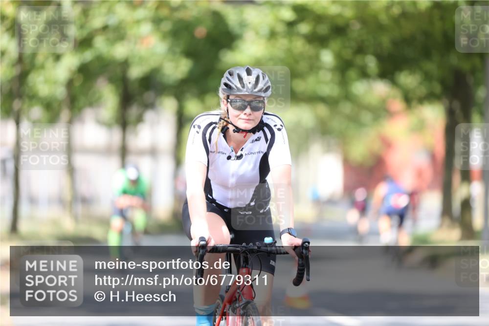 11.08.2024 - GEWOBA Citytriathlon Bremen H.Heesch http://msf.ph/oto/6779311 11.08.2024 11:47:45 Radfahren 832, 899, 907, 911, 924, 933, 944, 958, 997, 1013, 1015, 1019 meine-sportfotos.de