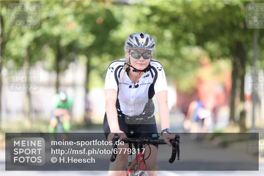11.08.2024 - GEWOBA Citytriathlon Bremen H.Heesch http://msf.ph/oto/6779317 11.08.2024 11:47:45 Radfahren 832, 899, 907, 911, 924, 933, 944, 958, 997, 1013, 1015, 1019 meine-sportfotos.de