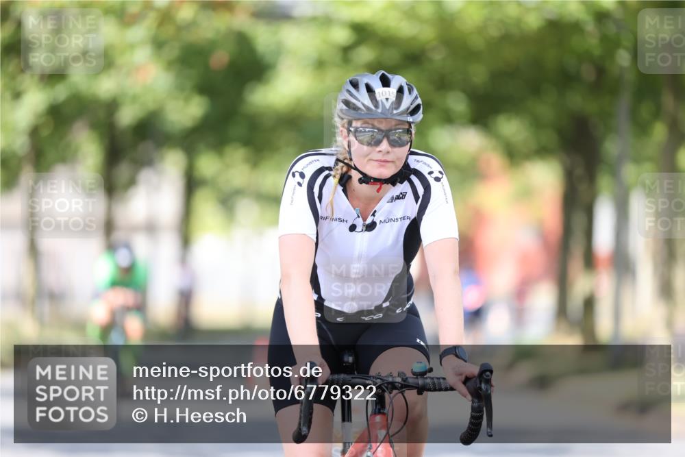 11.08.2024 - GEWOBA Citytriathlon Bremen H.Heesch http://msf.ph/oto/6779322 11.08.2024 11:47:45 Radfahren 832, 899, 907, 911, 924, 933, 944, 958, 997, 1013, 1015, 1019 meine-sportfotos.de
