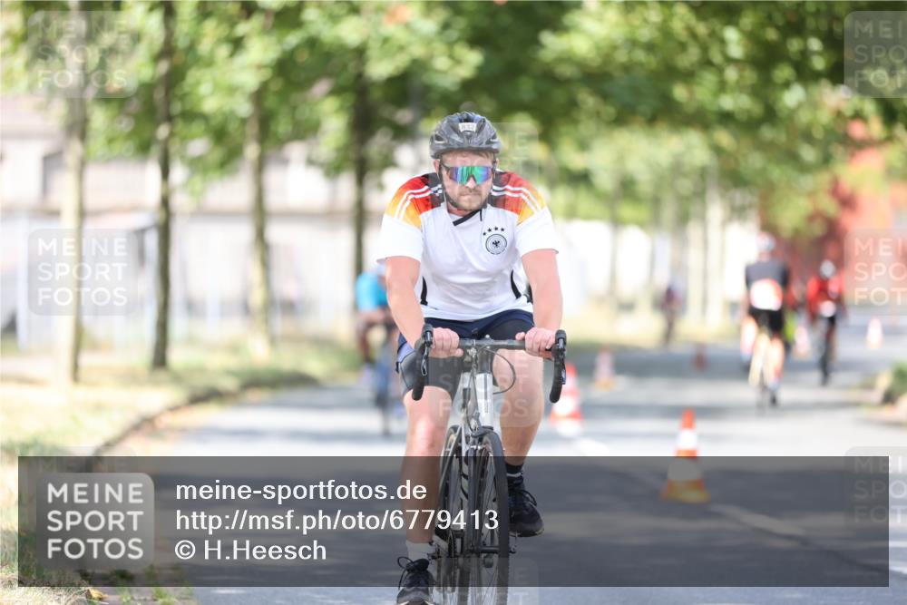11.08.2024 - GEWOBA Citytriathlon Bremen H.Heesch http://msf.ph/oto/6779413 11.08.2024 11:47:52 Radfahren 832, 906, 907, 911, 918, 924, 928, 933, 958, 1013, 1015 meine-sportfotos.de
