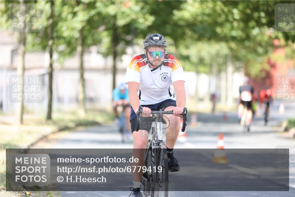 11.08.2024 - GEWOBA Citytriathlon Bremen H.Heesch http://msf.ph/oto/6779419 11.08.2024 11:47:52 Radfahren 832, 906, 907, 911, 918, 924, 928, 933, 958, 1013, 1015 meine-sportfotos.de