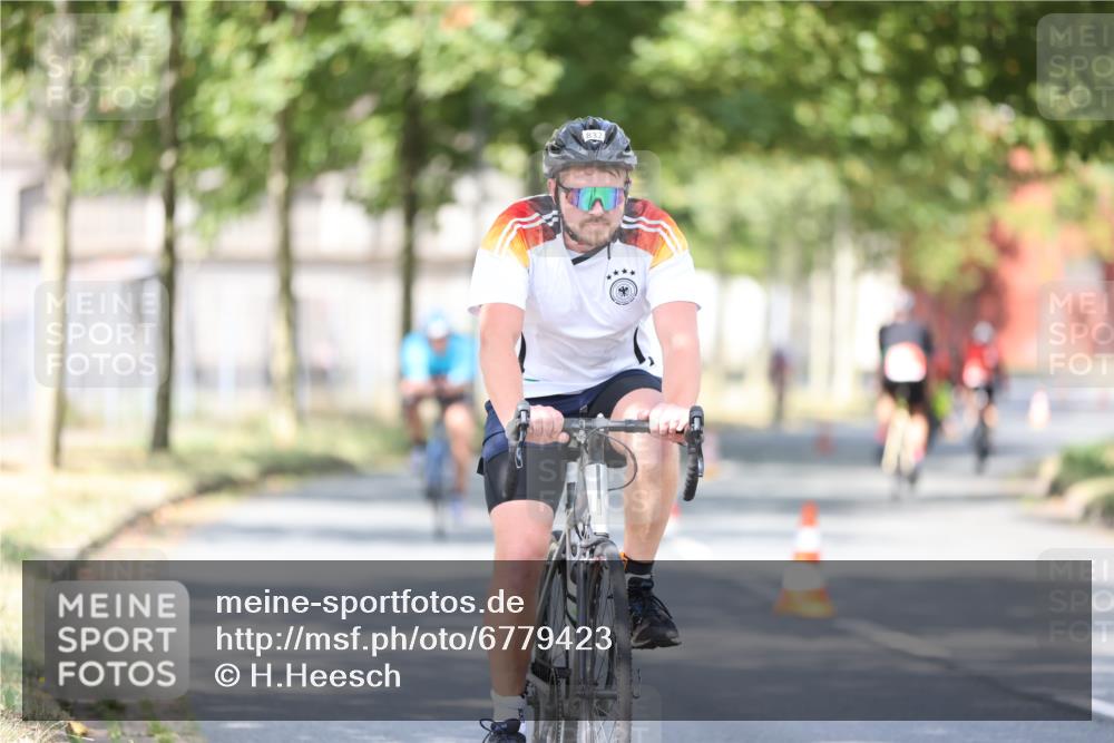 11.08.2024 - GEWOBA Citytriathlon Bremen H.Heesch http://msf.ph/oto/6779423 11.08.2024 11:47:52 Radfahren 832, 906, 907, 911, 918, 924, 928, 933, 958, 1013, 1015 meine-sportfotos.de