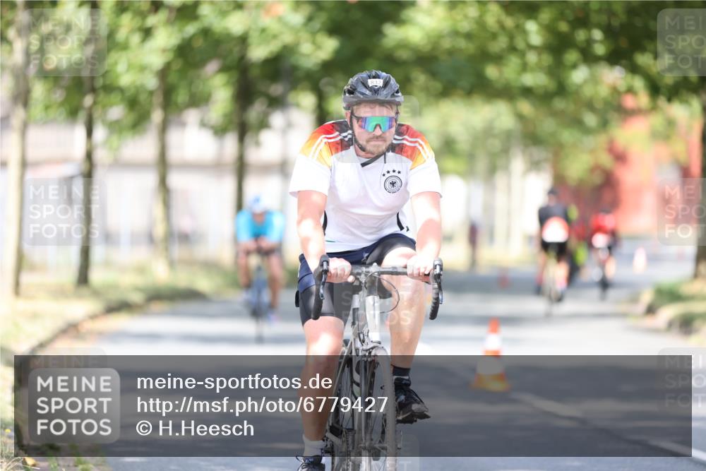11.08.2024 - GEWOBA Citytriathlon Bremen H.Heesch http://msf.ph/oto/6779427 11.08.2024 11:47:52 Radfahren 832, 906, 907, 911, 918, 924, 928, 933, 958, 1013, 1015 meine-sportfotos.de