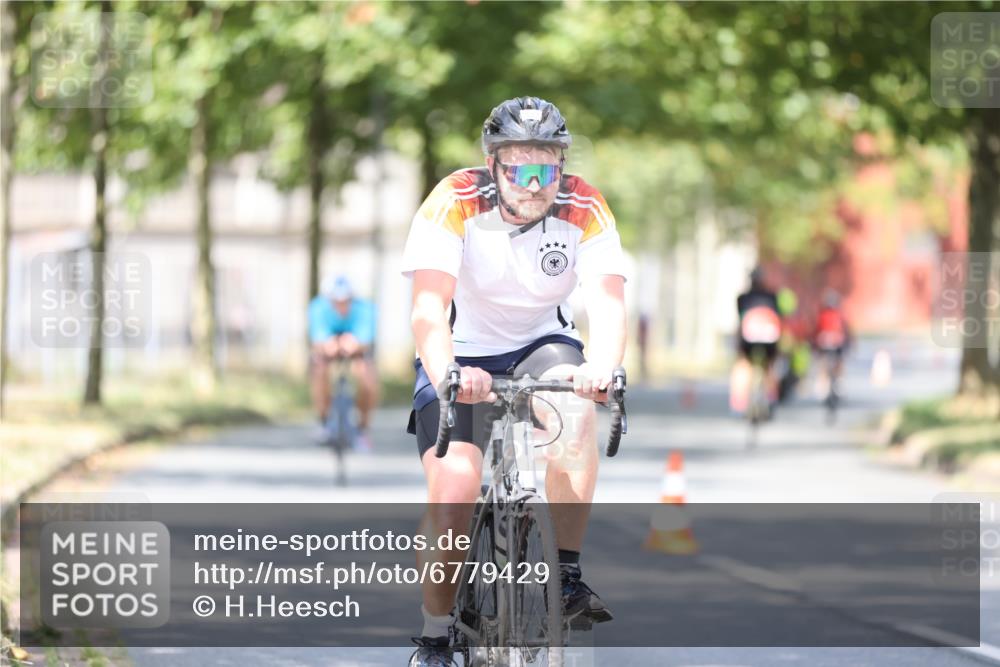 11.08.2024 - GEWOBA Citytriathlon Bremen H.Heesch http://msf.ph/oto/6779429 11.08.2024 11:47:52 Radfahren 832, 906, 907, 911, 918, 924, 928, 933, 958, 1013, 1015 meine-sportfotos.de