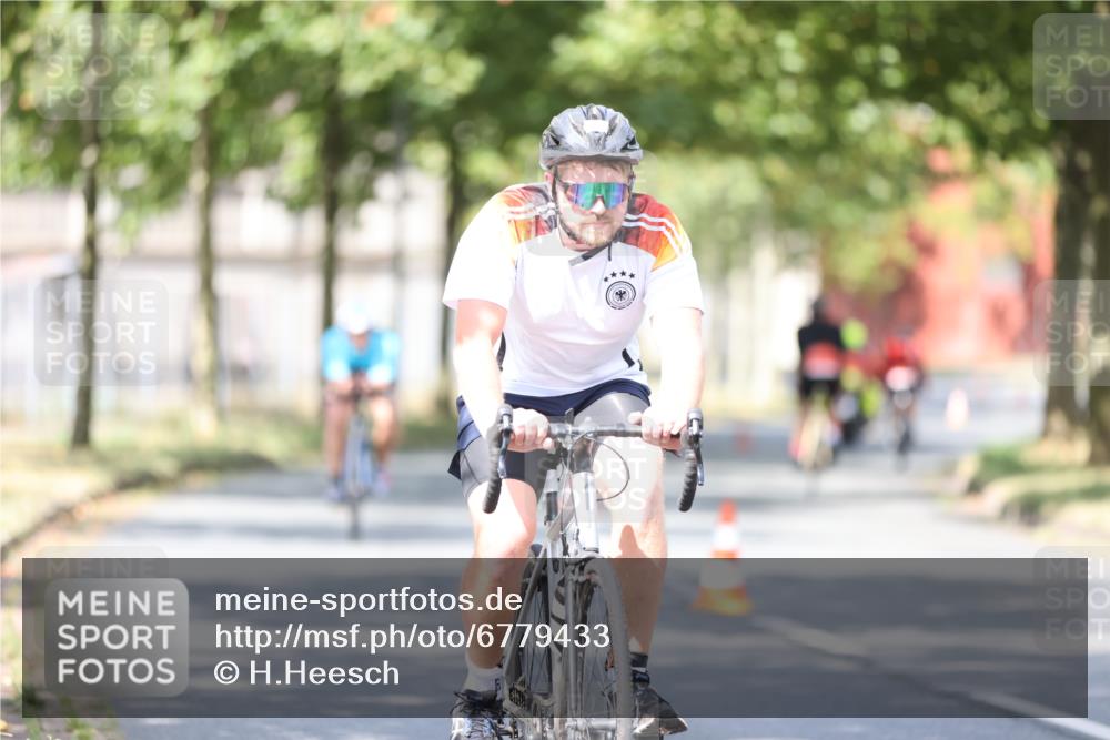11.08.2024 - GEWOBA Citytriathlon Bremen H.Heesch http://msf.ph/oto/6779433 11.08.2024 11:47:52 Radfahren 832, 906, 907, 911, 918, 924, 928, 933, 958, 1013, 1015 meine-sportfotos.de
