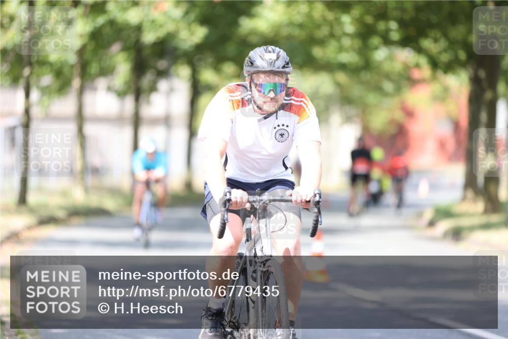 11.08.2024 - GEWOBA Citytriathlon Bremen H.Heesch http://msf.ph/oto/6779435 11.08.2024 11:47:53 Radfahren 832, 906, 907, 911, 918, 924, 928, 933, 1013, 1015 meine-sportfotos.de