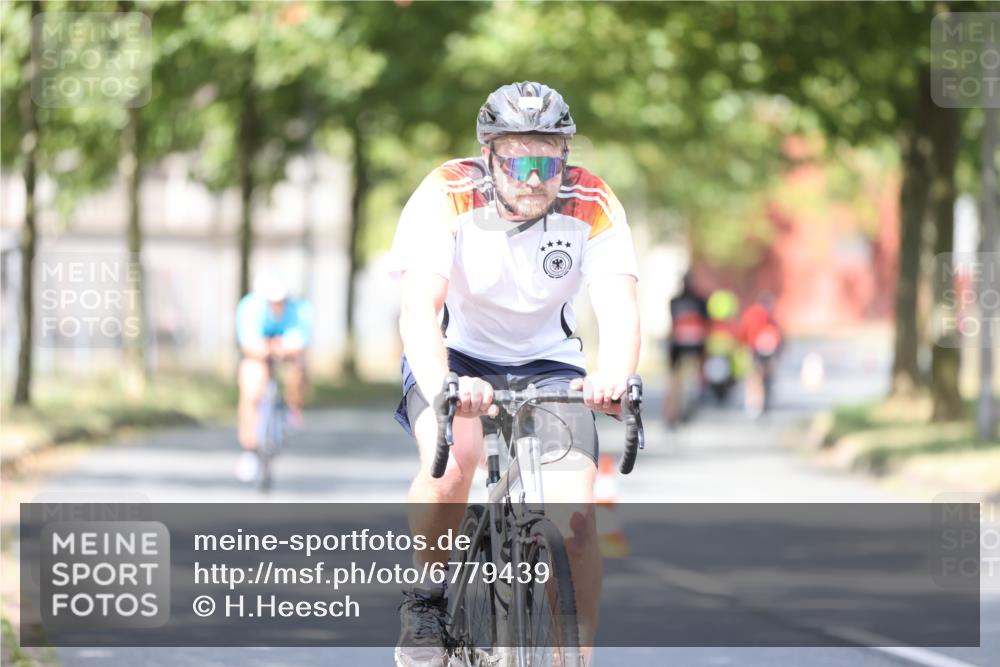 11.08.2024 - GEWOBA Citytriathlon Bremen H.Heesch http://msf.ph/oto/6779439 11.08.2024 11:47:53 Radfahren 832, 906, 907, 911, 918, 924, 928, 933, 1013, 1015 meine-sportfotos.de