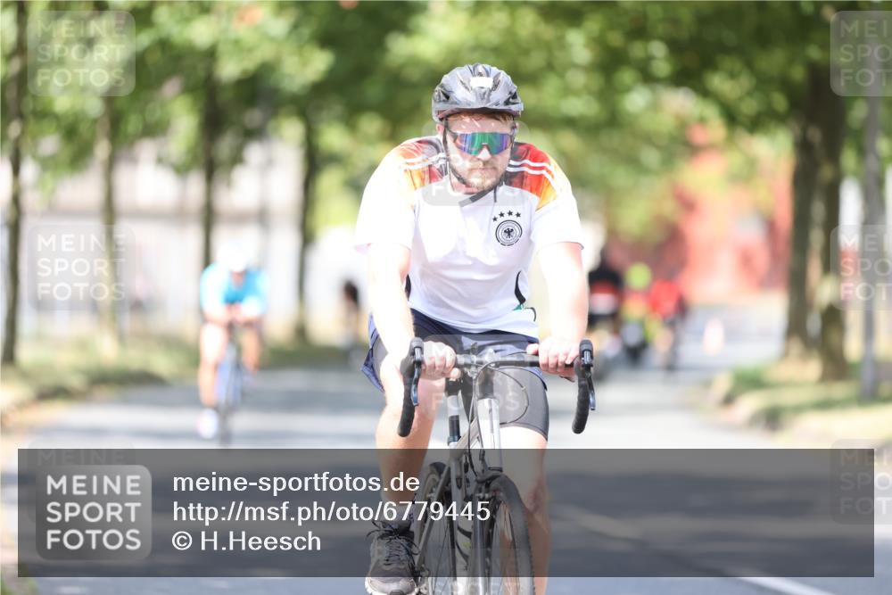 11.08.2024 - GEWOBA Citytriathlon Bremen H.Heesch http://msf.ph/oto/6779445 11.08.2024 11:47:53 Radfahren 832, 906, 907, 911, 918, 924, 928, 933, 1013, 1015 meine-sportfotos.de