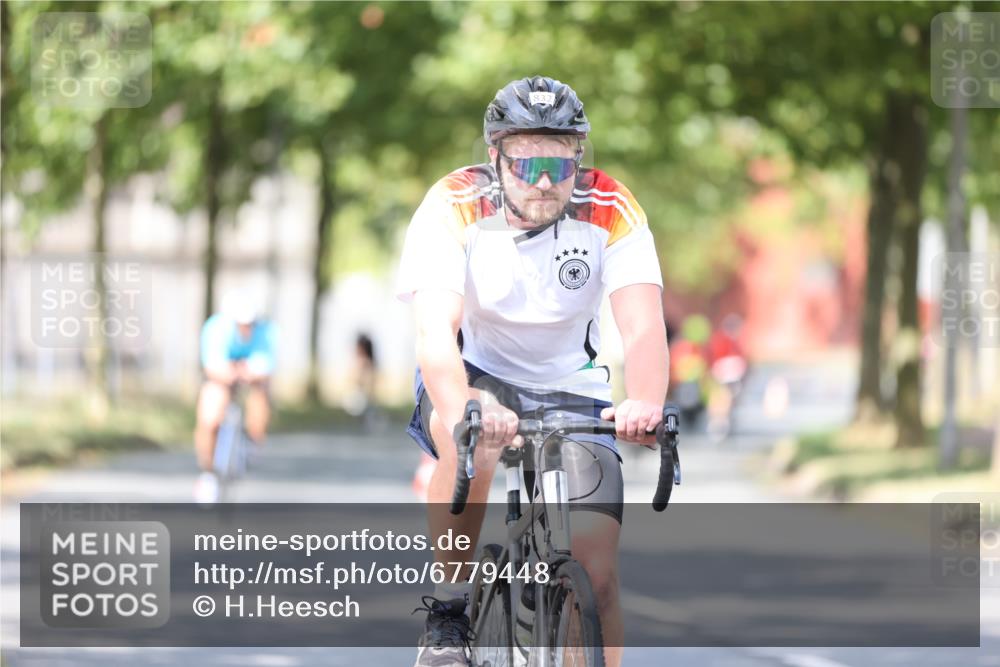 11.08.2024 - GEWOBA Citytriathlon Bremen H.Heesch http://msf.ph/oto/6779448 11.08.2024 11:47:53 Radfahren 832, 906, 907, 911, 918, 924, 928, 933, 1013, 1015 meine-sportfotos.de
