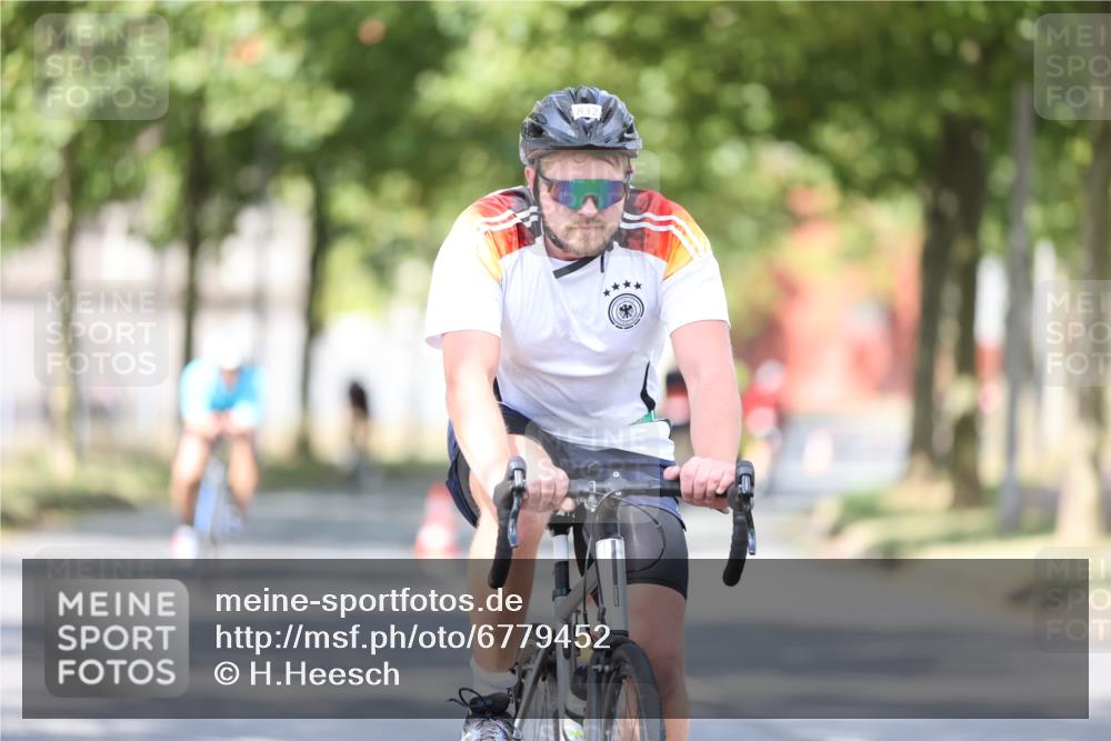 11.08.2024 - GEWOBA Citytriathlon Bremen H.Heesch http://msf.ph/oto/6779452 11.08.2024 11:47:53 Radfahren 832, 906, 907, 911, 918, 924, 928, 933, 1013, 1015 meine-sportfotos.de