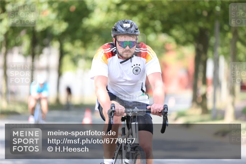 11.08.2024 - GEWOBA Citytriathlon Bremen H.Heesch http://msf.ph/oto/6779457 11.08.2024 11:47:53 Radfahren 832, 906, 907, 911, 918, 924, 928, 933, 1013, 1015 meine-sportfotos.de