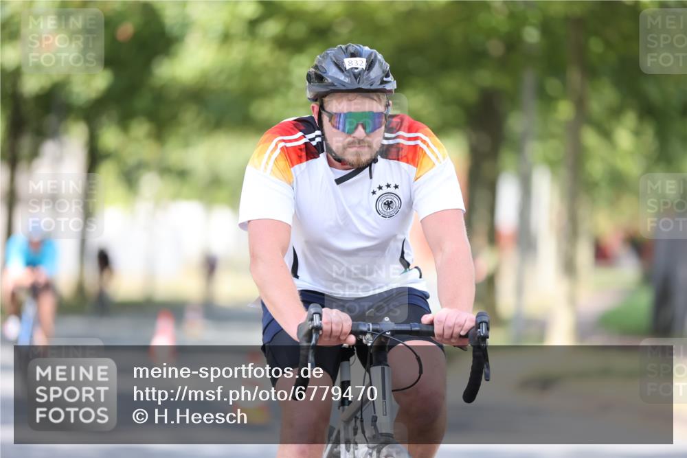 11.08.2024 - GEWOBA Citytriathlon Bremen H.Heesch http://msf.ph/oto/6779470 11.08.2024 11:47:53 Radfahren 832, 906, 907, 911, 918, 924, 928, 933, 1013, 1015 meine-sportfotos.de
