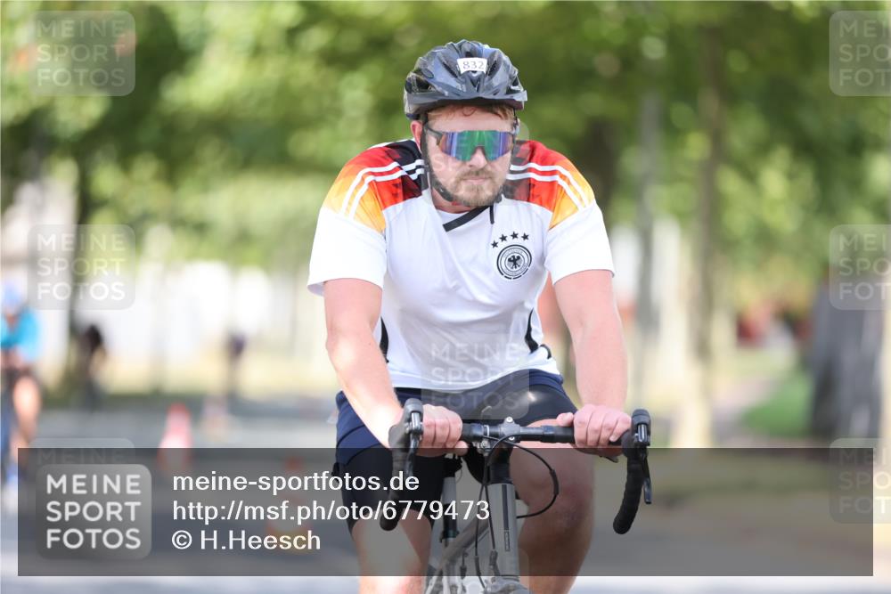 11.08.2024 - GEWOBA Citytriathlon Bremen H.Heesch http://msf.ph/oto/6779473 11.08.2024 11:47:53 Radfahren 832, 906, 907, 911, 918, 924, 928, 933, 1013, 1015 meine-sportfotos.de