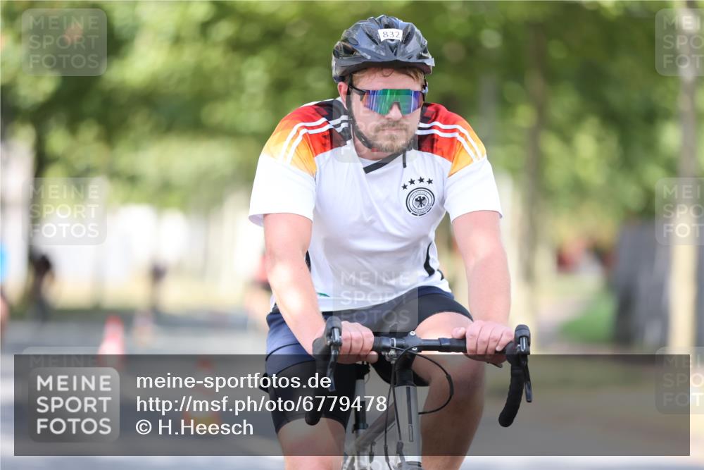 11.08.2024 - GEWOBA Citytriathlon Bremen H.Heesch http://msf.ph/oto/6779478 11.08.2024 11:47:53 Radfahren 832, 906, 907, 911, 918, 924, 928, 933, 1013, 1015 meine-sportfotos.de