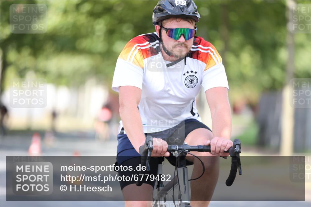 11.08.2024 - GEWOBA Citytriathlon Bremen H.Heesch http://msf.ph/oto/6779482 11.08.2024 11:47:53 Radfahren 832, 906, 907, 911, 918, 924, 928, 933, 1013, 1015 meine-sportfotos.de