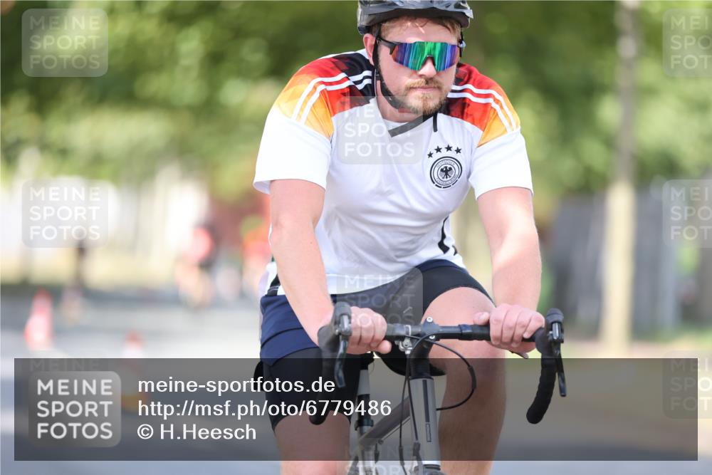 11.08.2024 - GEWOBA Citytriathlon Bremen H.Heesch http://msf.ph/oto/6779486 11.08.2024 11:47:53 Radfahren 832, 906, 907, 911, 918, 924, 928, 933, 1013, 1015 meine-sportfotos.de