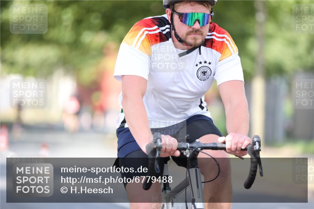 11.08.2024 - GEWOBA Citytriathlon Bremen H.Heesch http://msf.ph/oto/6779488 11.08.2024 11:47:53 Radfahren 832, 906, 907, 911, 918, 924, 928, 933, 1013, 1015 meine-sportfotos.de