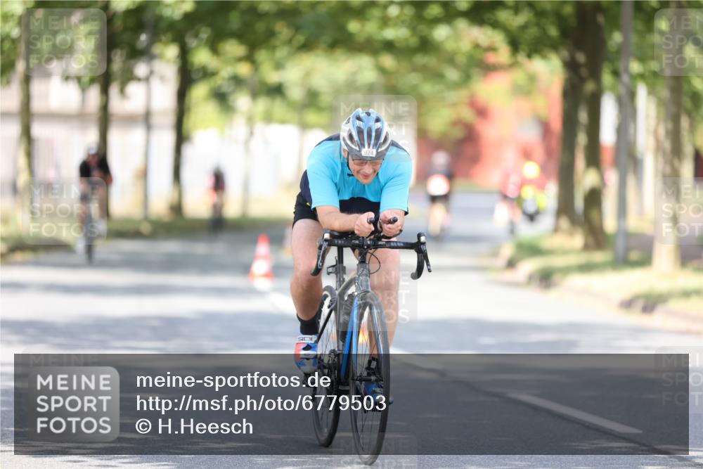 11.08.2024 - GEWOBA Citytriathlon Bremen H.Heesch http://msf.ph/oto/6779503 11.08.2024 11:47:55 Radfahren 832, 906, 907, 911, 918, 924, 928, 933, 1015 meine-sportfotos.de