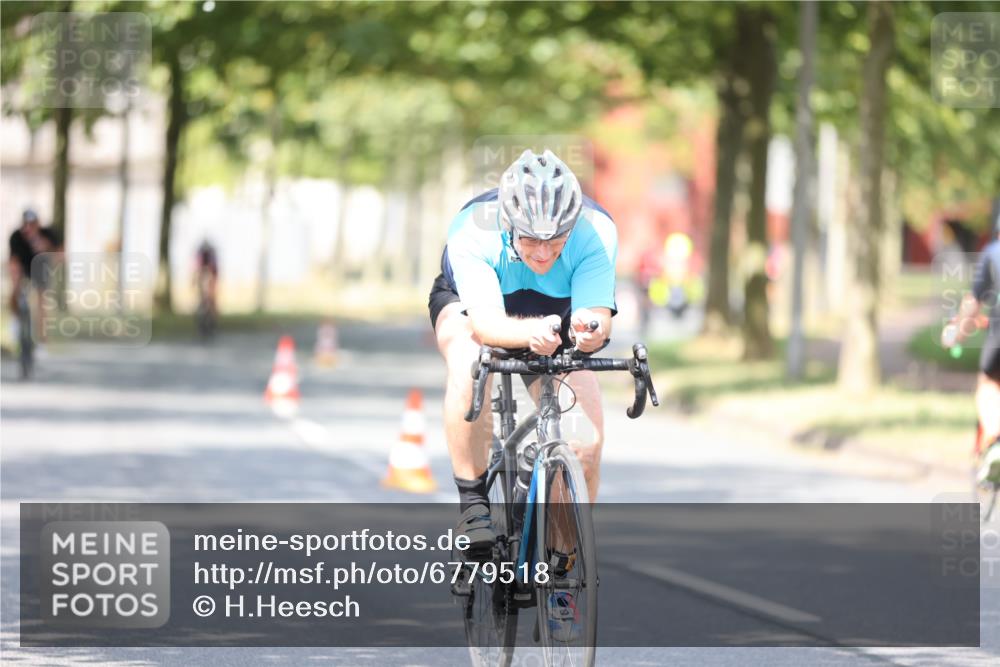 11.08.2024 - GEWOBA Citytriathlon Bremen H.Heesch http://msf.ph/oto/6779518 11.08.2024 11:47:55 Radfahren 832, 906, 907, 911, 918, 924, 928, 933, 1015 meine-sportfotos.de