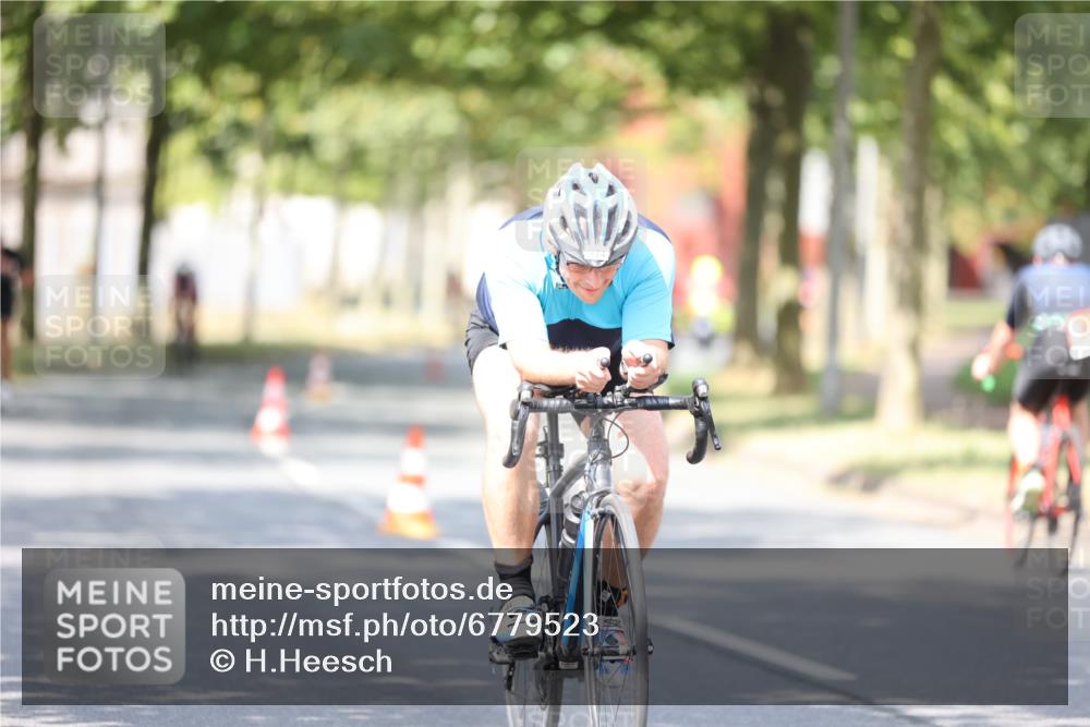 11.08.2024 - GEWOBA Citytriathlon Bremen H.Heesch http://msf.ph/oto/6779523 11.08.2024 11:47:55 Radfahren 832, 906, 907, 911, 918, 924, 928, 933, 1015 meine-sportfotos.de