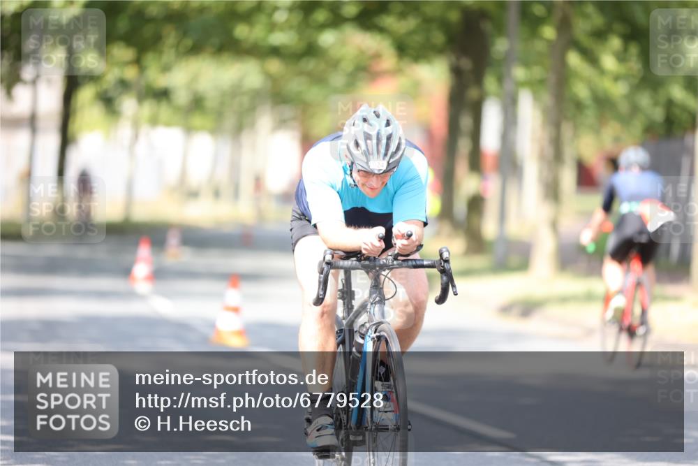 11.08.2024 - GEWOBA Citytriathlon Bremen H.Heesch http://msf.ph/oto/6779528 11.08.2024 11:47:55 Radfahren 832, 906, 907, 911, 918, 924, 928, 933, 1015 meine-sportfotos.de