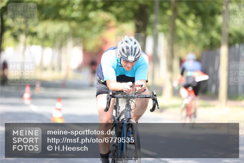 11.08.2024 - GEWOBA Citytriathlon Bremen H.Heesch http://msf.ph/oto/6779535 11.08.2024 11:47:55 Radfahren 832, 906, 907, 911, 918, 924, 928, 933, 1015 meine-sportfotos.de