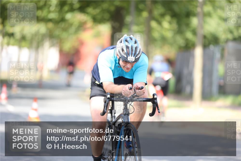 11.08.2024 - GEWOBA Citytriathlon Bremen H.Heesch http://msf.ph/oto/6779541 11.08.2024 11:47:55 Radfahren 832, 906, 907, 911, 918, 924, 928, 933, 1015 meine-sportfotos.de