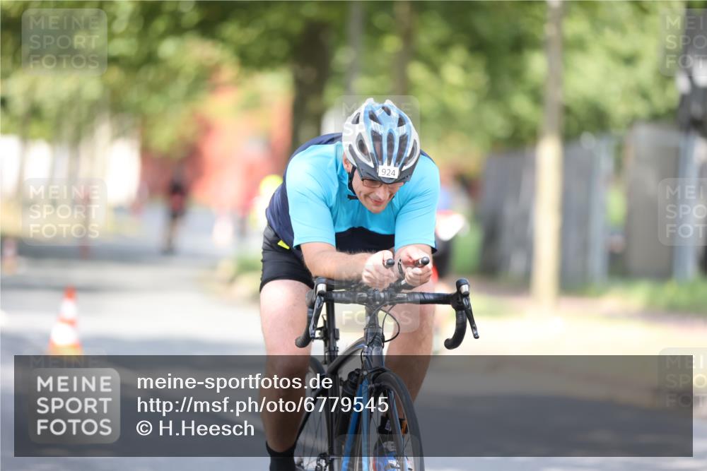 11.08.2024 - GEWOBA Citytriathlon Bremen H.Heesch http://msf.ph/oto/6779545 11.08.2024 11:47:55 Radfahren 832, 906, 907, 911, 918, 924, 928, 933, 1015 meine-sportfotos.de