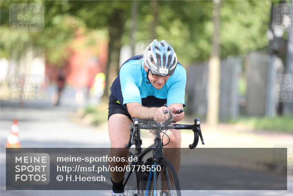 11.08.2024 - GEWOBA Citytriathlon Bremen H.Heesch http://msf.ph/oto/6779550 11.08.2024 11:47:55 Radfahren 832, 906, 907, 911, 918, 924, 928, 933, 1015 meine-sportfotos.de