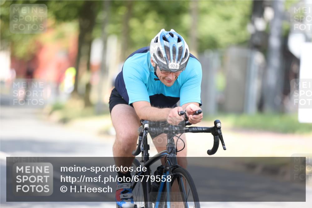 11.08.2024 - GEWOBA Citytriathlon Bremen H.Heesch http://msf.ph/oto/6779558 11.08.2024 11:47:55 Radfahren 832, 906, 907, 911, 918, 924, 928, 933, 1015 meine-sportfotos.de