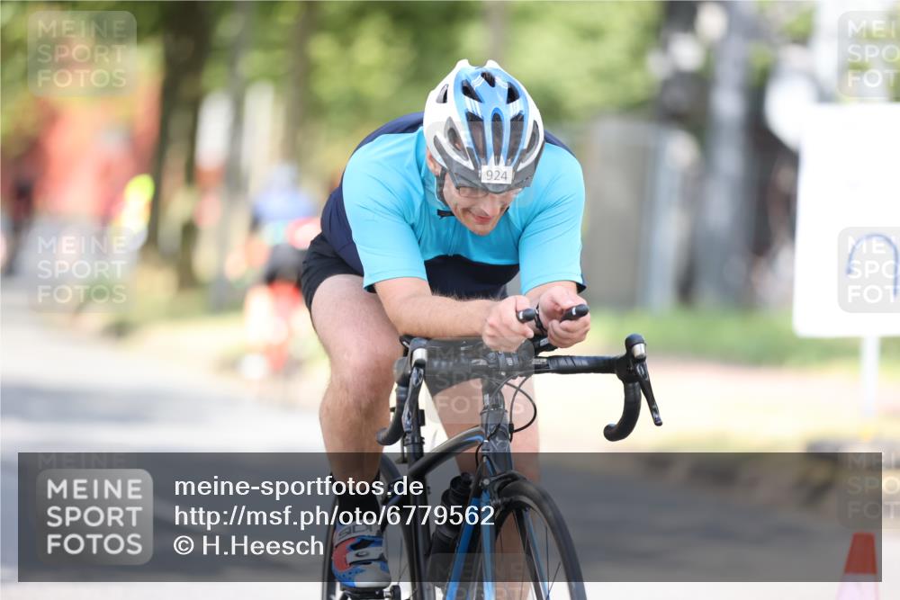 11.08.2024 - GEWOBA Citytriathlon Bremen H.Heesch http://msf.ph/oto/6779562 11.08.2024 11:47:55 Radfahren 832, 906, 907, 911, 918, 924, 928, 933, 1015 meine-sportfotos.de