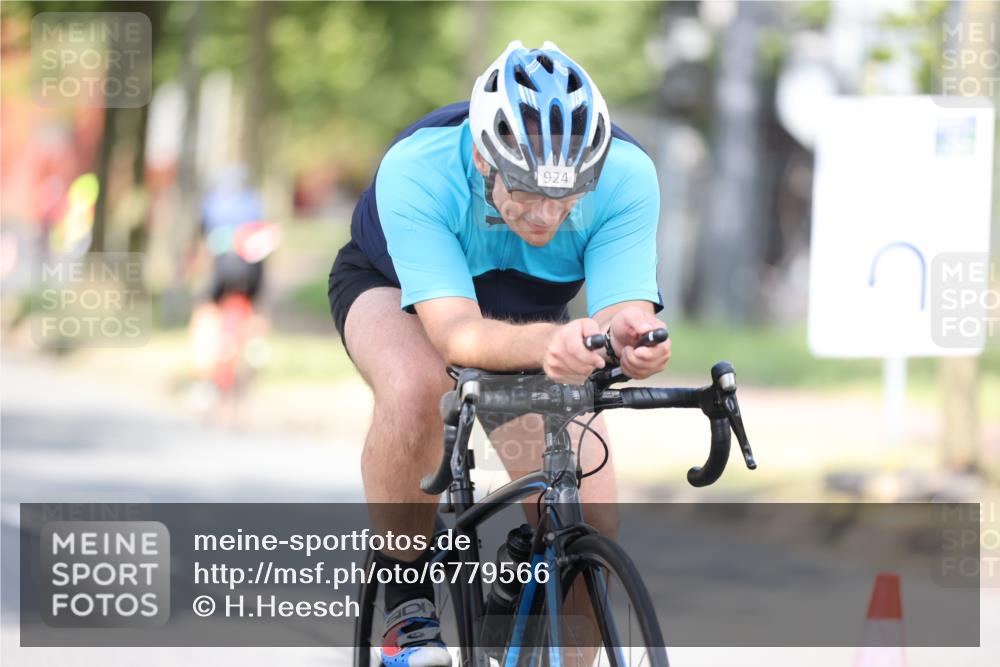11.08.2024 - GEWOBA Citytriathlon Bremen H.Heesch http://msf.ph/oto/6779566 11.08.2024 11:47:56 Radfahren 832, 906, 907, 911, 918, 924, 928, 933, 1015 meine-sportfotos.de