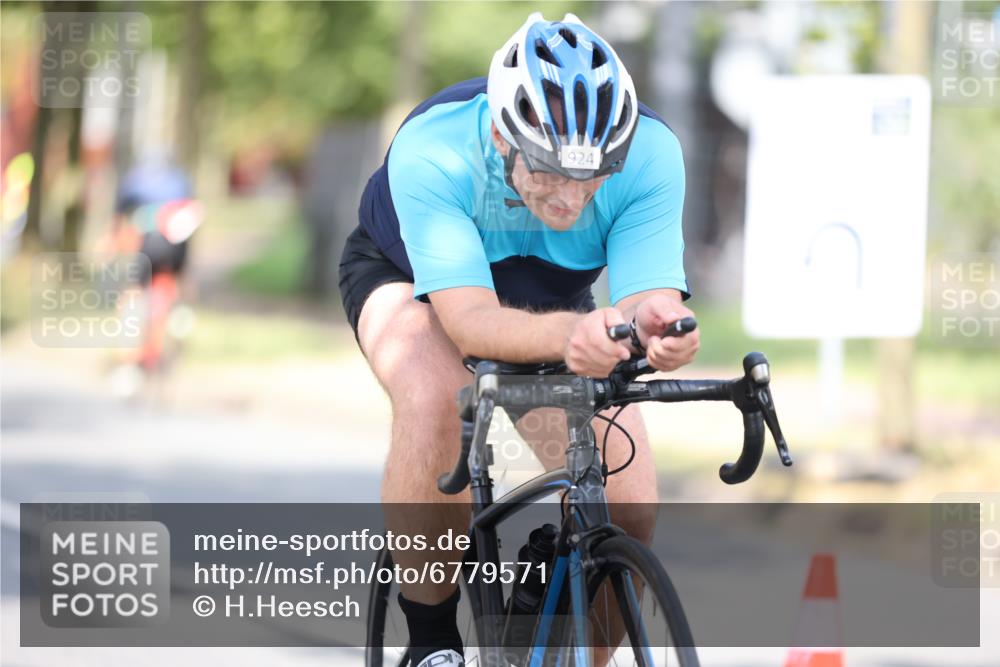 11.08.2024 - GEWOBA Citytriathlon Bremen H.Heesch http://msf.ph/oto/6779571 11.08.2024 11:47:56 Radfahren 832, 906, 907, 911, 918, 924, 928, 933, 1015 meine-sportfotos.de
