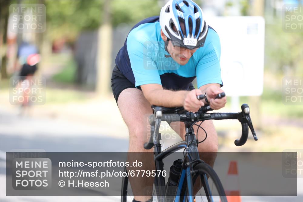 11.08.2024 - GEWOBA Citytriathlon Bremen H.Heesch http://msf.ph/oto/6779576 11.08.2024 11:47:56 Radfahren 832, 906, 907, 911, 918, 924, 928, 933, 1015 meine-sportfotos.de
