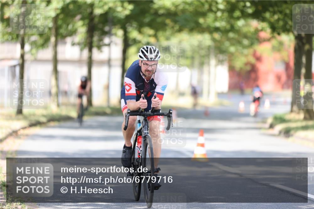 11.08.2024 - GEWOBA Citytriathlon Bremen H.Heesch http://msf.ph/oto/6779716 11.08.2024 11:48:01 Radfahren 760, 832, 906, 918, 924, 928 meine-sportfotos.de