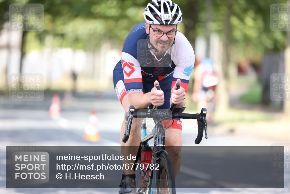 11.08.2024 - GEWOBA Citytriathlon Bremen H.Heesch http://msf.ph/oto/6779782 11.08.2024 11:48:01 Radfahren 760, 832, 906, 918, 924, 928 meine-sportfotos.de